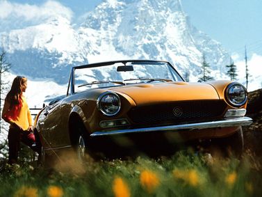Fiat 124 Sport Spider I، قابلة للتحويل — منظر أمامي أيسر
