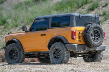 Ford Bronco VI, Внедорожник 3 дв. — вид сзади справа
