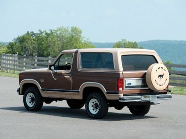 Ford Bronco ثالثاً، دفع رباعي 3 أبواب — منظر خلفي أيسر