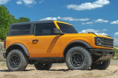 Ford Bronco VI, Внедорожник 3 дв. — вид спереди в три четверти