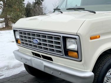 Ford Econoline III, Фургон — вид спереди