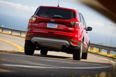 Ford Escape III Рестайлинг, Внедорожник 5 дв. — вид сзади справа