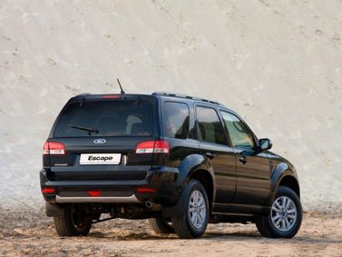 Ford Escape أنا فيس ليفت 2، دفع رباعي 5 أبواب — منظر خلفي أيمن