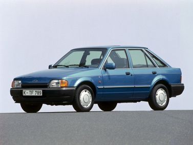 Ford Escort رابعاً، هاتشباك 5 أبواب — منظر أمامي أيسر