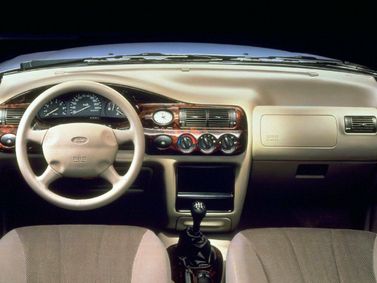 Ford Escort عملية فيس ليفت V 2، هاتشباك 5 أبواب — لوحة القيادة