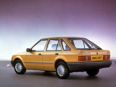 Ford Escort رابعاً، هاتشباك 5 أبواب — منظر خلفي أيسر