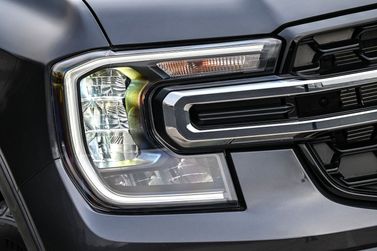 Ford Everest ثالثاً، دفع رباعي 5 أبواب — المصباح الأمامي