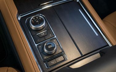 Ford Expedition رابعاً، دفع رباعي 5 أبواب MAX — الكونسول الوسطي