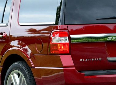 Ford Expedition ثالثاً فيس ليفت، دفع رباعي 5 أبواب — الجزء الخلفي من السيارة عن قرب