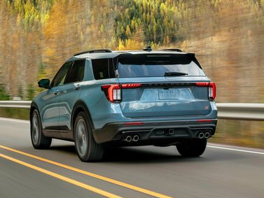 Ford Explorer فيس ليفت السادس، دفع رباعي 5 أبواب — منظر خلفي بزاوية ثلاثة أرباع