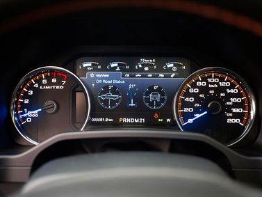 Ford F-150 الثالث عشر، بيك أب بكابينة ونصف SuperCab — لوحة العدادات