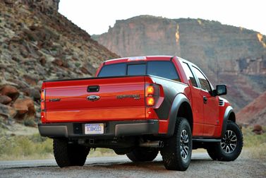 Ford F-150 الثاني عشر، بيك أب بكابينة ونصف Raptor — منظر خلفي أيمن
