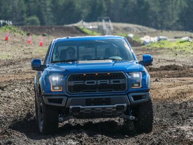 Ford F-150 الثالث عشر، بيك أب بكابينة ونصف Raptor SuperCab — منظر أمامي