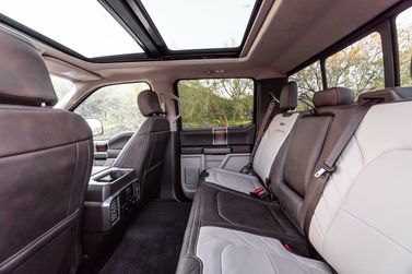 Ford F-150 الثالث عشر، بيك أب بكابينة مزدوجة SuperCrew — المقاعد الخلفية