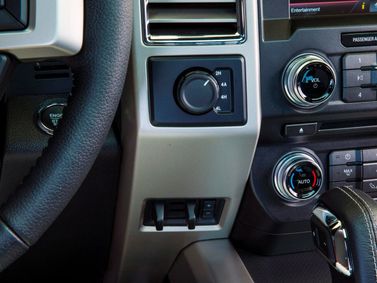 Ford F-150 الثالث عشر، بيك أب بكابينة مزدوجة SuperCrew — الكونسول الوسطي