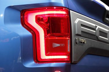 Ford F-150 تجميل الوجه الثالث عشر، بيك أب بكابينة مزدوجة Raptor SuperCrew — المصباح الخلفي