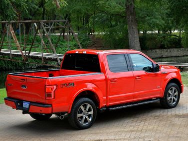 Ford F-150 الثالث عشر، بيك أب بكابينة مزدوجة SuperCrew — منظر خلفي أيمن