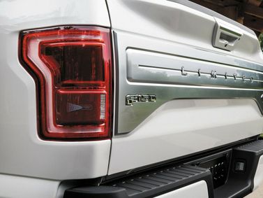 Ford F-150 XIII Рестайлинг, Пикап двойная кабина Super Crew — задняя часть автомобиля крупным планом