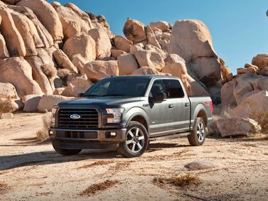Ford F-150 الثالث عشر، بيك أب بكابينة مزدوجة SuperCrew — منظر أمامي أيمن