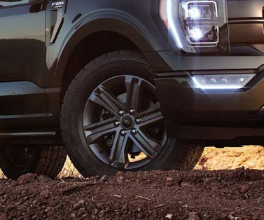 Ford F-150 XIV, Пикап двойная кабина SuperCrew — вид спереди справа
