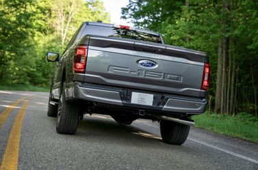 Ford F-150 XIV, Пикап двойная кабина SuperCrew — вид сзади в три четверти