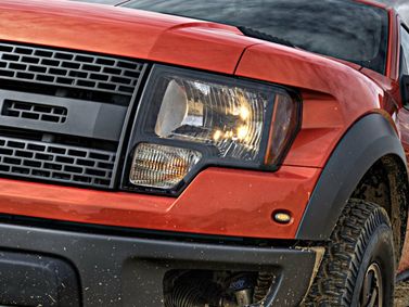 Ford F-150 الثاني عشر، بيك أب بكابينة ونصف Raptor — الجزء الأمامي من السيارة عن قرب