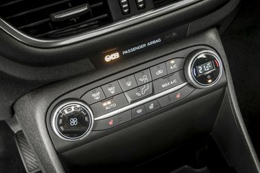 Ford Fiesta Mk7، هاتشباك 3 أبواب — الكونسول الوسطي