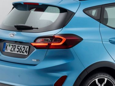 Ford Fiesta عملية فيس ليفت Mk7، هاتشباك 5 أبواب Active — منظر خلفي بزاوية ثلاثة أرباع