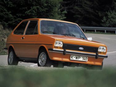 Ford Fiesta Mk1، هاتشباك 3 أبواب — منظر أمامي أيمن