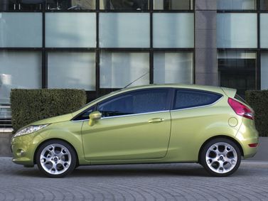 Ford Fiesta Mk6، هاتشباك 3 أبواب — منظر من الجانب الأيسر