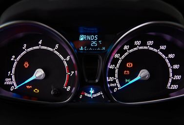 Ford Fiesta عملية فيس ليفت Mk6، سيدان — لوحة العدادات