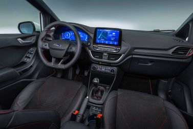 Ford Fiesta عملية فيس ليفت Mk7، هاتشباك 5 أبواب — منطقة السائق