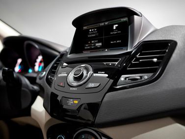 Ford Fiesta عملية فيس ليفت Mk6، سيدان — الكونسول الوسطي