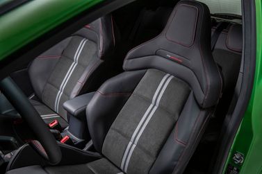 Ford Fiesta عملية فيس ليفت Mk7، هاتشباك 3 أبواب — المقاعد الأمامية