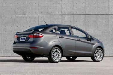 Ford Fiesta عملية فيس ليفت Mk6، سيدان — منظر خلفي أيمن