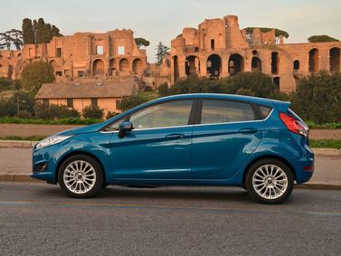 Ford Fiesta عملية فيس ليفت Mk6، هاتشباك 5 أبواب — منظر من الجانب الأيسر