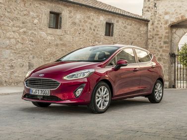 Ford Fiesta Mk7، هاتشباك 5 أبواب — منظر أمامي أيمن