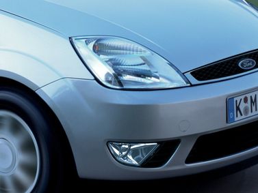 Ford Fiesta Mk5، هاتشباك 5 أبواب — الجزء الأمامي من السيارة عن قرب