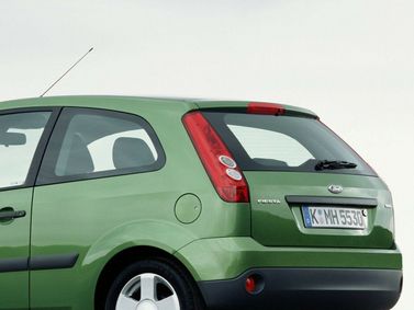 Ford Fiesta Mk5، هاتشباك 3 أبواب — منظر خلفي أيمن