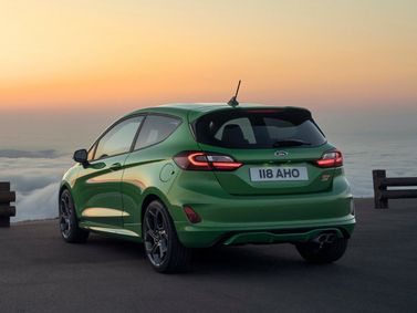 Ford Fiesta عملية فيس ليفت Mk7، هاتشباك 3 أبواب — منظر خلفي بزاوية ثلاثة أرباع