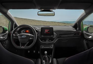 Ford Fiesta عملية فيس ليفت Mk7، هاتشباك 3 أبواب — منطقة السائق