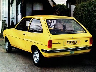 Ford Fiesta Mk1، هاتشباك 3 أبواب — منظر خلفي أيسر