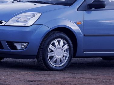 Ford Fiesta Mk5، هاتشباك 5 أبواب — منظر أمامي أيسر