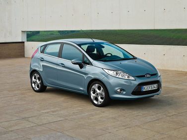 Ford Fiesta Mk6، هاتشباك 5 أبواب — منظر أمامي أيمن