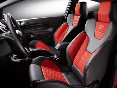 Ford Fiesta ST سادساً، هاتشباك 5 أبواب — المقاعد الأمامية