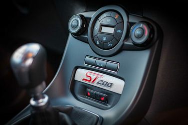Ford Fiesta ST سادساً، هاتشباك 5 أبواب — الكونسول الوسطي