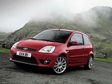 Ford Fiesta ST V، هاتشباك 3 أبواب — منظر أمامي أيمن