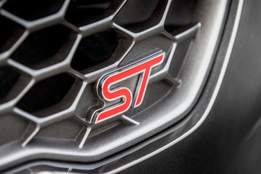 Ford Fiesta ST سابعاً، هاتشباك 5 أبواب — شعار السيارة واسم الطراز