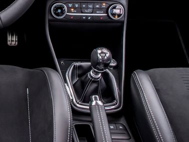 Ford Fiesta ST سابعاً، هاتشباك 5 أبواب — الكونسول الوسطي