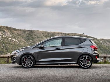 Ford Fiesta ST سابعاً، هاتشباك 5 أبواب — منظر من الجانب الأيسر